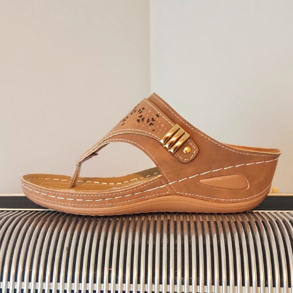 NWOT- TAN THONG WEDGE SANDALS WITH COMFY RUBBER SOLE. SIZE 8